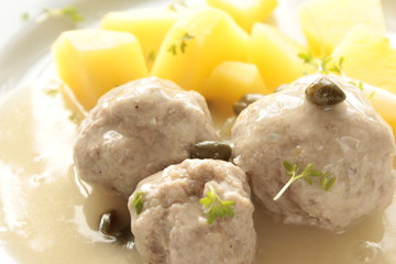 Teller Königsberger Klopse mit Salzkartoffeln