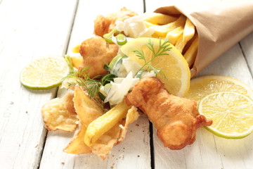 Backfisch Pommes Kartoffelchips Fish and Chips Tüte Tisch