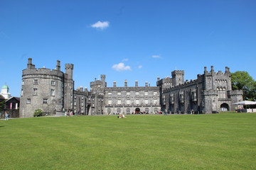 Kilkenny Castle on a sunny day  - obrazy, fototapety, plakaty