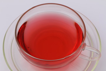Tea, ein Teeglas mit rotem Tee, Malventee, Hibiskustee, Hagebuttentee, Früchtetee