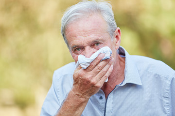 Alter Mann hat eine Grippe