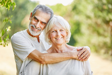 Senioren Paar in Liebe umarmt sich glücklich