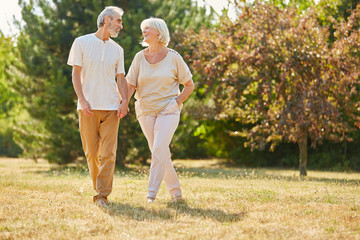 Glückliches Paar Senioren beim Spaziergang
