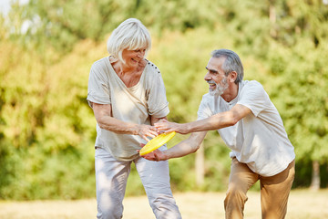 Aktive Senioren spielen Frisbee