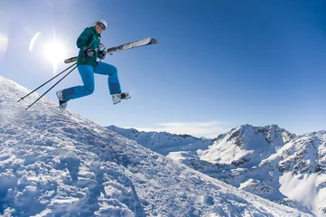 Papier Peint photo Sports dhiver Rennende Frau mit Skiern – Saisonende