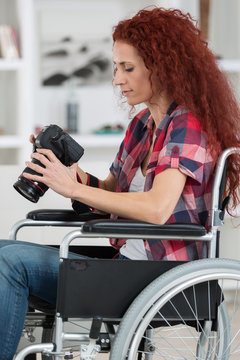 disabled woman taking pictures with dslr camera