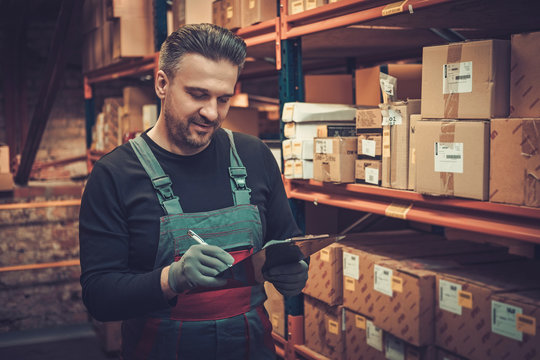 Storekeeper with manual pick list on a warehouse