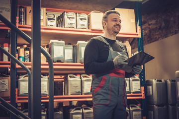 Storekeeper with manual pick list on a warehouse