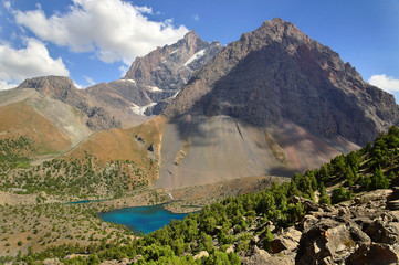 Chapdara River valley and Alaudin lakes of deep blue color with mountain peaks in the background. Fann mountains, Pamir-Alay, Tajikistan. - 138881339