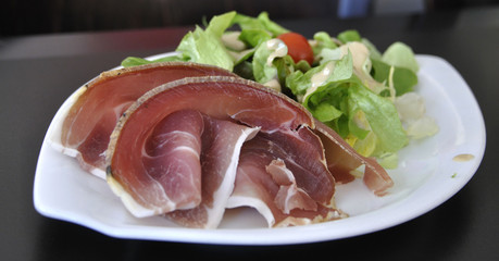 Assiette de jambon cru en tranches