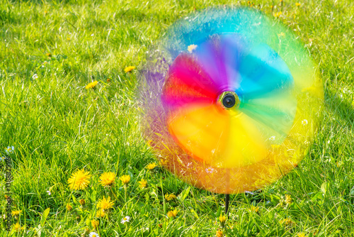 Quot spielzeug windrad dreht sich auf der blumenwiese imagens