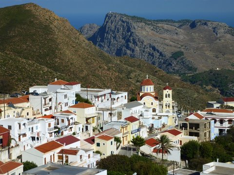 Othos im zentralen Hochland der ägäischen Insel Karpathos, Griechenland, mit Blick auf den Schluchteinschnitt oberhalb der Achata-Bucht