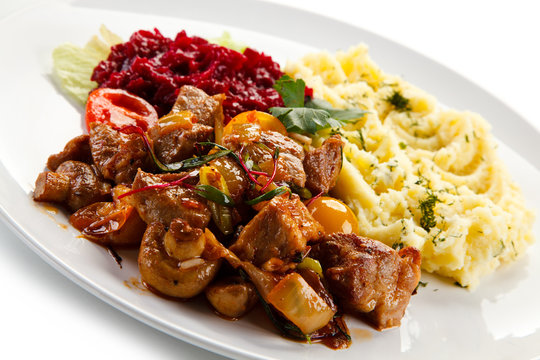 Goulash with mashed potatoes and vegetables 