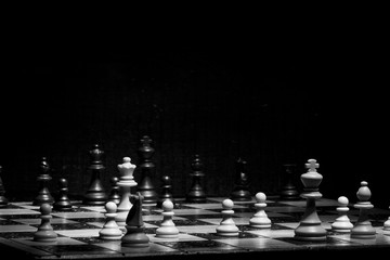 Scacchi fotografati su una scacchiera