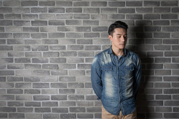Obraz premium man with brick wall