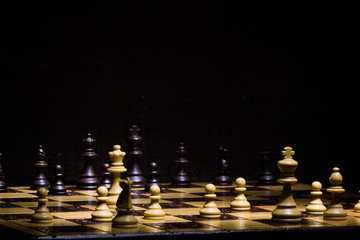 Scacchi fotografati su una scacchiera