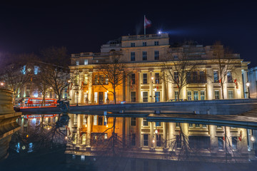 High Commission of Canada building in Trafalgar Square viewed at night in London, England - obrazy, fototapety, plakaty