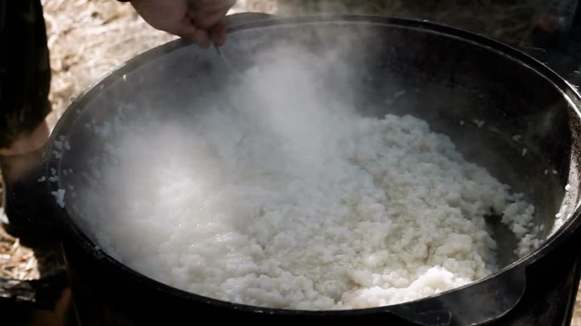 кастрюля с водой. кипящая смола средневековье. котелок для гудрона. нефть мазута. битум смола.