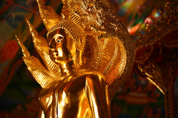 Obraz premium Buddha statue in the temple of Thailand