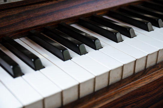 close up of piano keyboard in side view