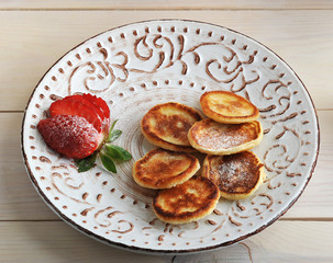pancakes with strawberries and powdered sugar