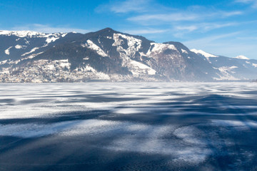 Fototapeta na wymiar Frozen lake Zeller and snowy mountains in Austria