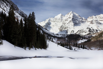 Fototapeta premium Snow covered Maroon Bells, Winter, Colorado