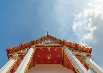 Obraz premium Traditional red roof with gold ornament of Chinese style temple bottom view with sunny blue sky in Bangkok,Thailand. Oriental buddhist architecture in Asia