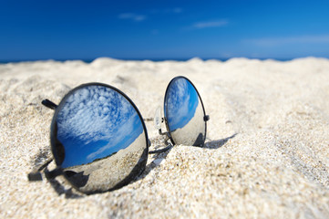 Fototapeta na wymiar Mirror sunglasses on beach