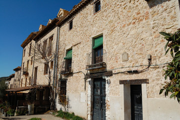 Fototapeta na wymiar Fachada de casa antigua en Cuenca