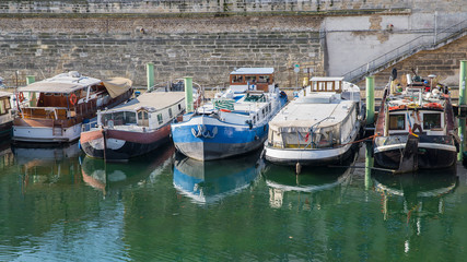 Fototapeta na wymiar Paris, Bastille, harbor with colorful houseboats 