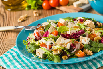 Delicious salad with tofu, tomatoes and walnuts właoskimi.