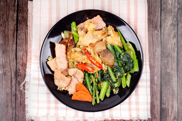 Fried big noodle topped mixed vegetables for organic food.