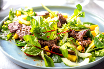 Salat mit Rinderfilet streifen und mango