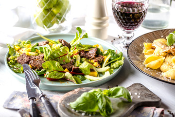 Salat mit Rinderfilet streifen und mango