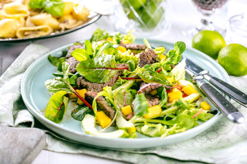 Salat mit Rinderfilet streifen und mango