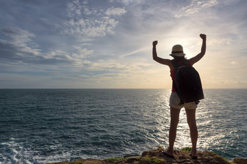 Obraz premium Traveler asia woman on sea cliff