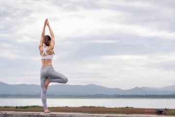 Crédence de cuisine en verre imprimé École de yoga Femme asiatique faisant des exercices de fitness yoga