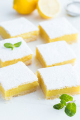  freshly baked lemon bars