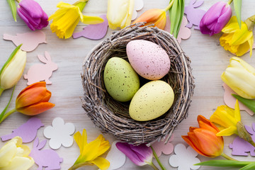 Obraz na płótnie Canvas Easter and spring decoration, flowers and eggs.
