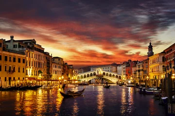 Tuinposter Venetië Ponte Rialto en gondel bij zonsondergang in Venetië, Italië