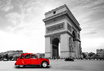 Fototapeta na wymiar Arc de Triomphe mit roter Ente in Paris 