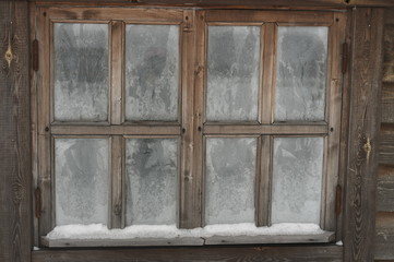 деревянное окно в зимнее время