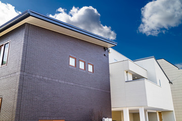 高級住宅街と青空