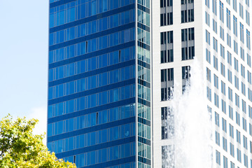 Obraz premium Modern business tower with fountain