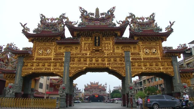 Giant pailou of the Donglong Temple
