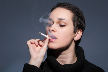 Obraz premium Portrait of woman with smoke in her mouth