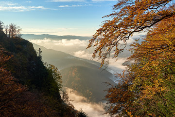 Górska panorama pomiędzy szczytami 
