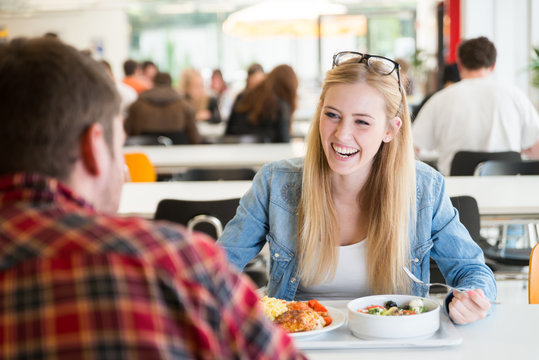 Studentin isst in Mensa