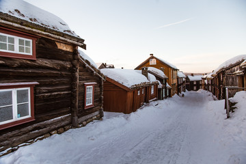 Fototapeta premium Piękna historyczna ulica małego norweskiego miasteczka Roros